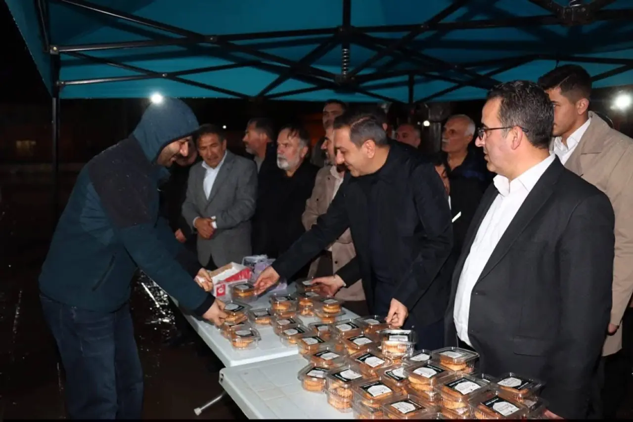 Dere, Vatandaşlara Kandil Simidi İkram Etti 1