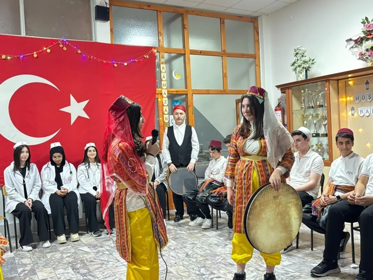 Gençler, Ramazan’ı İlahi ve Manilerle Karşıladı 2