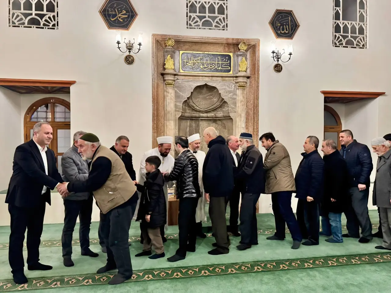 Camiler Doldu Taştı, Eller Semaya Kalktı 1