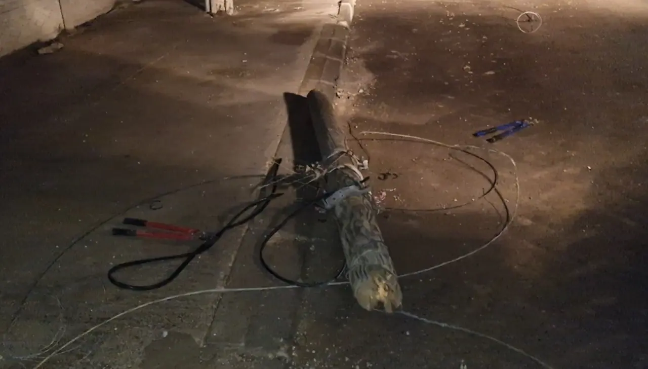 Kamyon, Elektrik ve Telefon Hatlarına Zarar Verdi 3