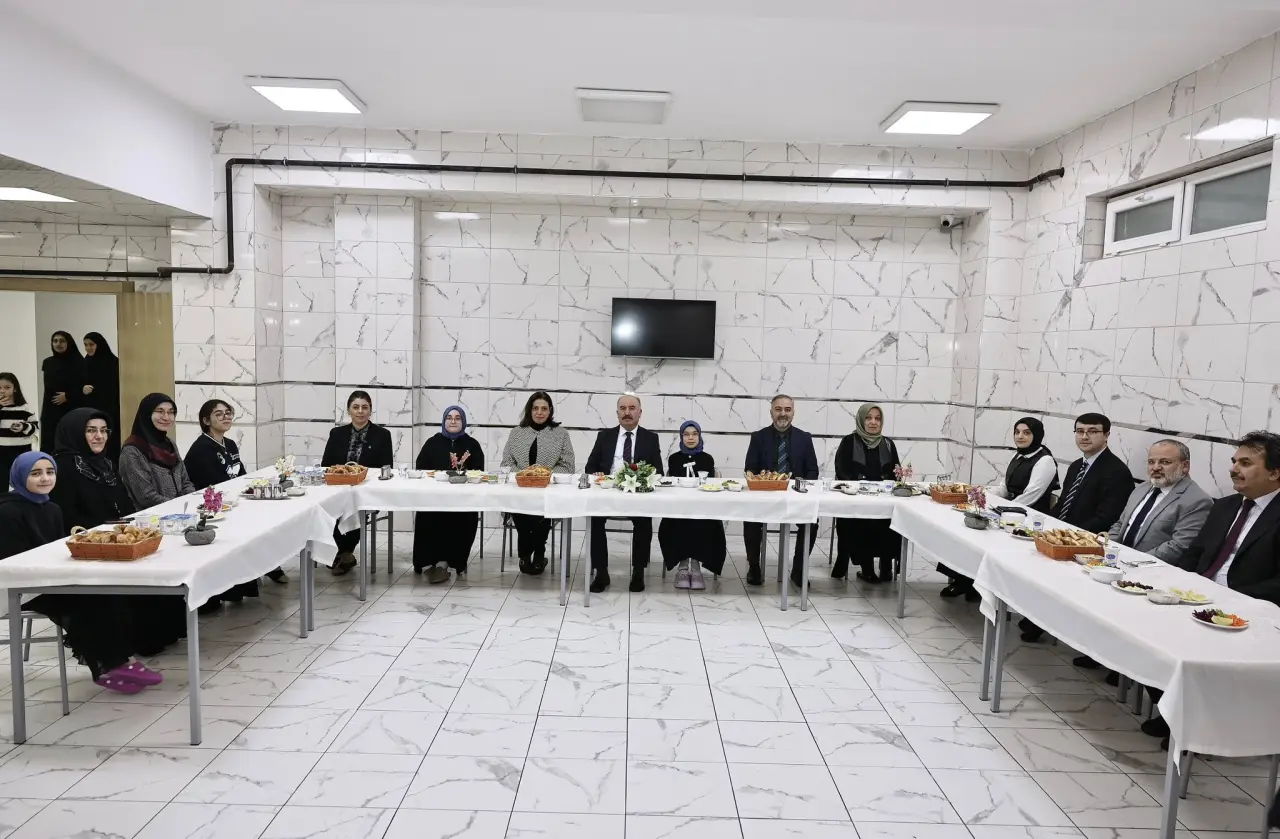 Vali Çalgan, Hafızlık Öğrencileriyle İftarda Buluştu 1