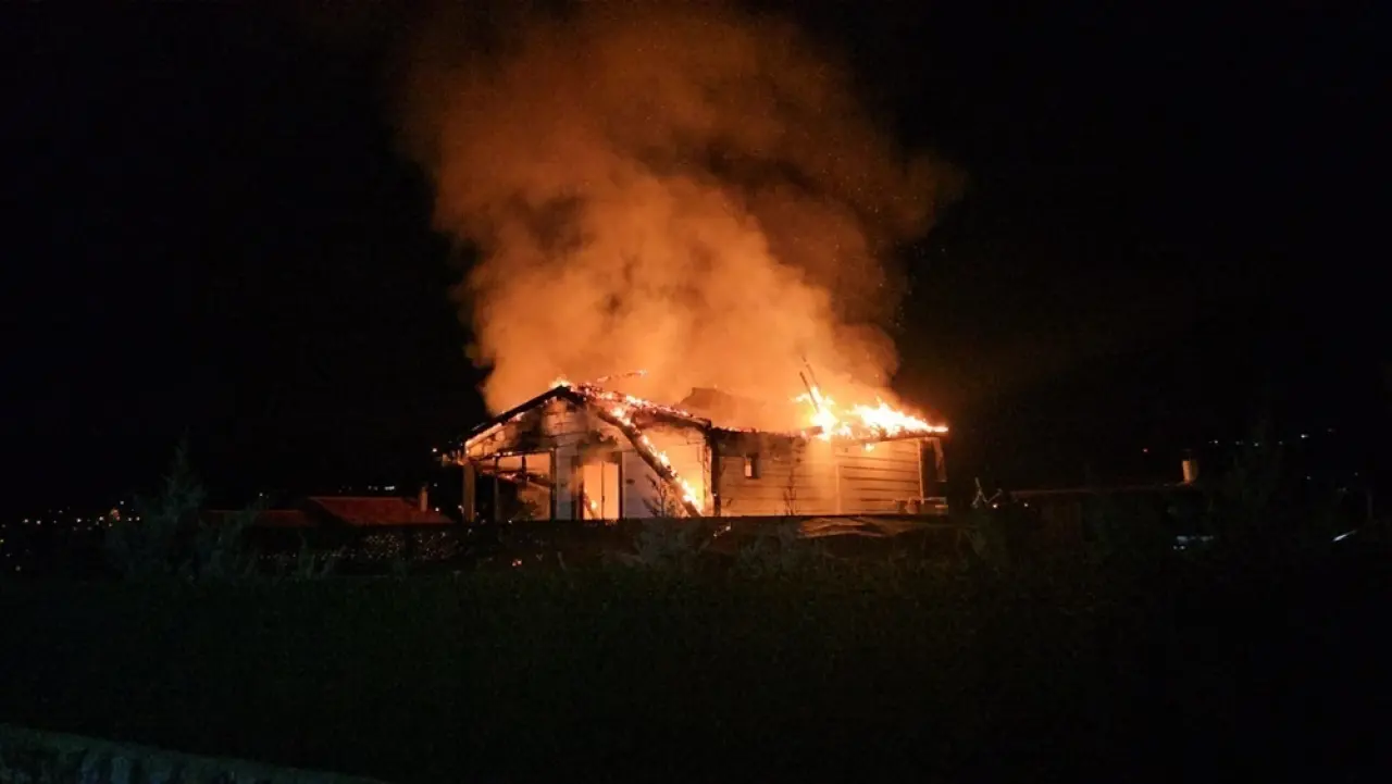 Sahibi Yurt Dışındaydı Geriye Sadece Enkaz Kaldı 6