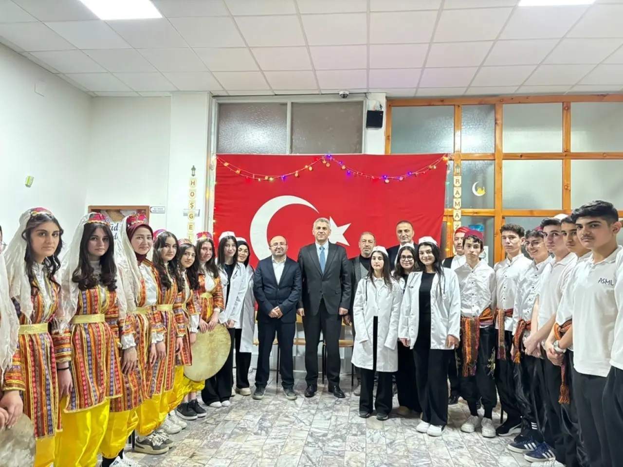 Gençler, Ramazan’ı İlahi ve Manilerle Karşıladı 1