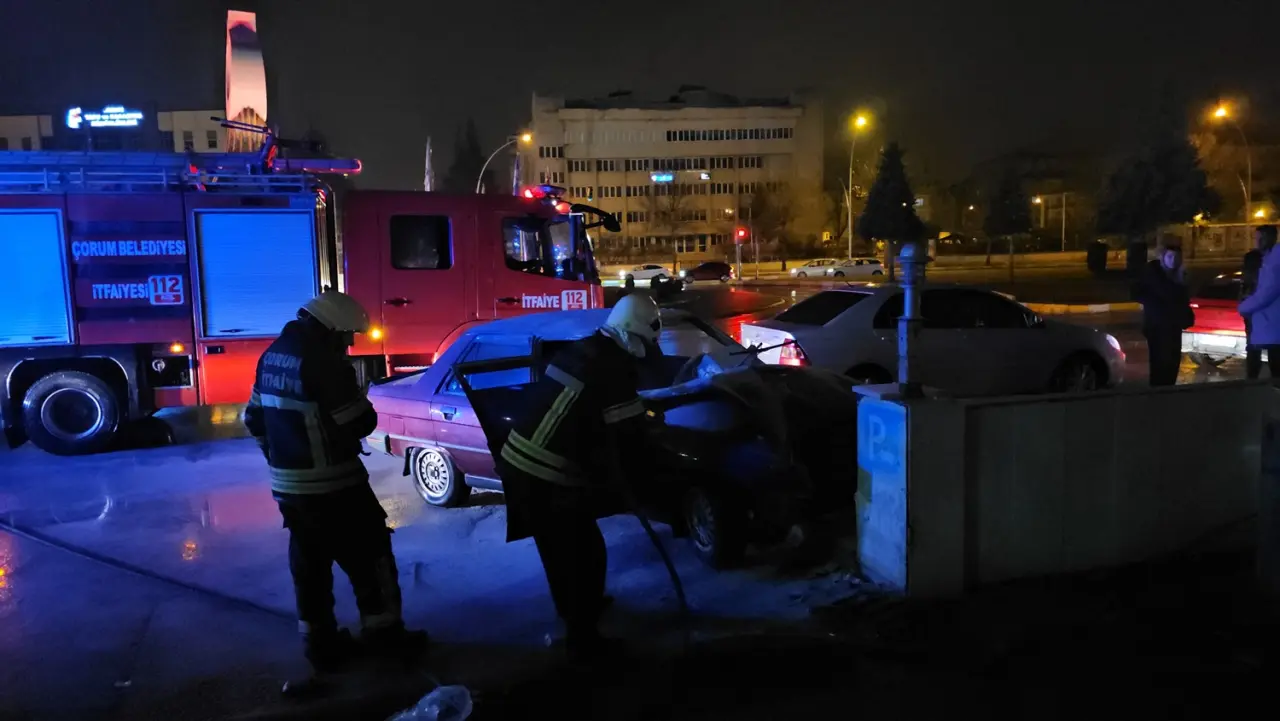 Otomobil duvara çarptı, yaralılar var! 3