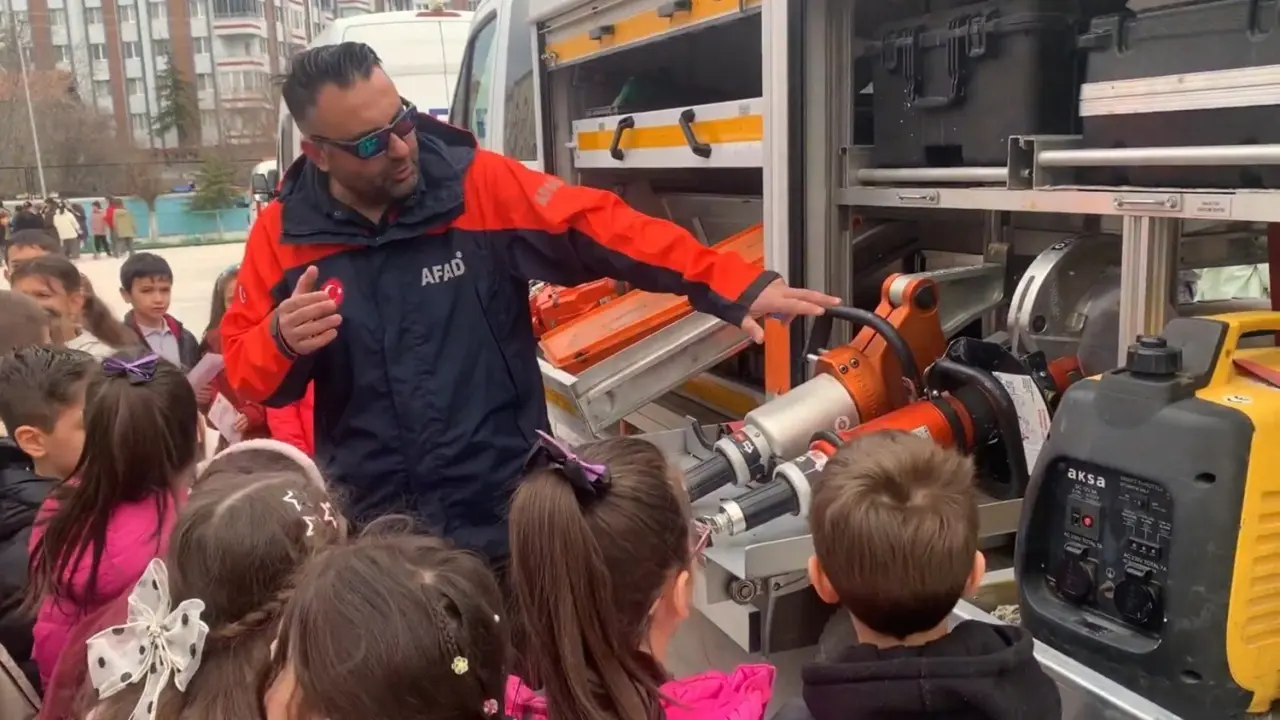 Öğrencilere Deprem Eğitimi 4