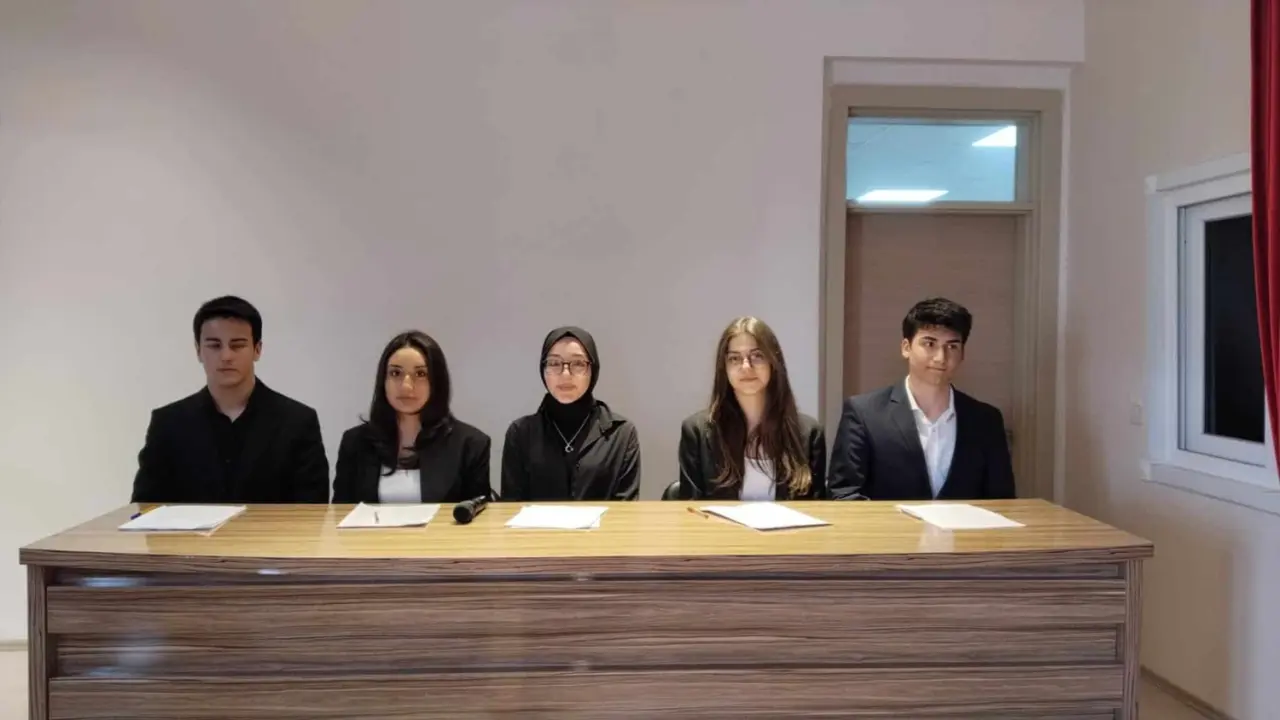 Klasik Metinlerle Devlet Felsefesini Yorumladı 3