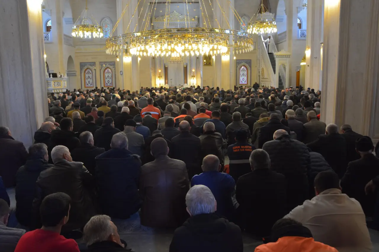 Çorum'da Ramazan Ayının Son Cuma Namazında Vatandaşlar Camilere Akın Etti 1
