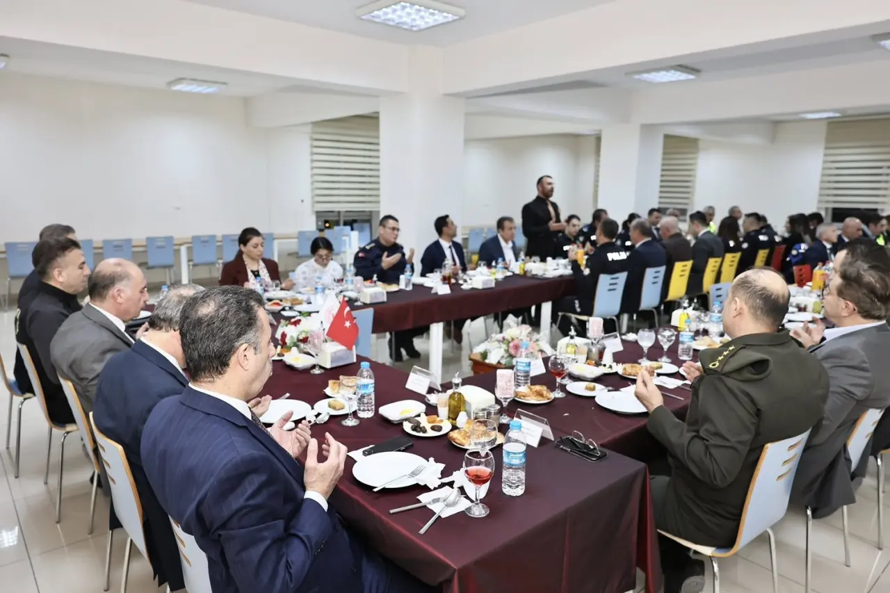 Vali Çalgan, Emniyet Personeliyle İftar Yaptı 4
