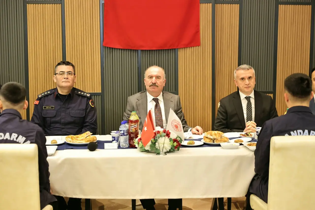 Jandarma Teşkilatıyla İftarda Bir Araya Geldi 3