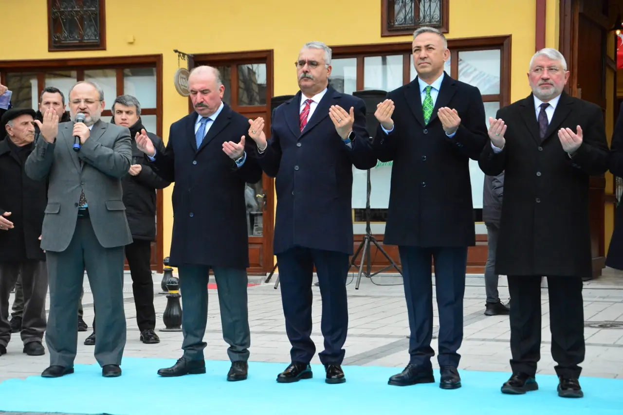 Bayramlaşma Yeni Meydanda Yapıldı 9