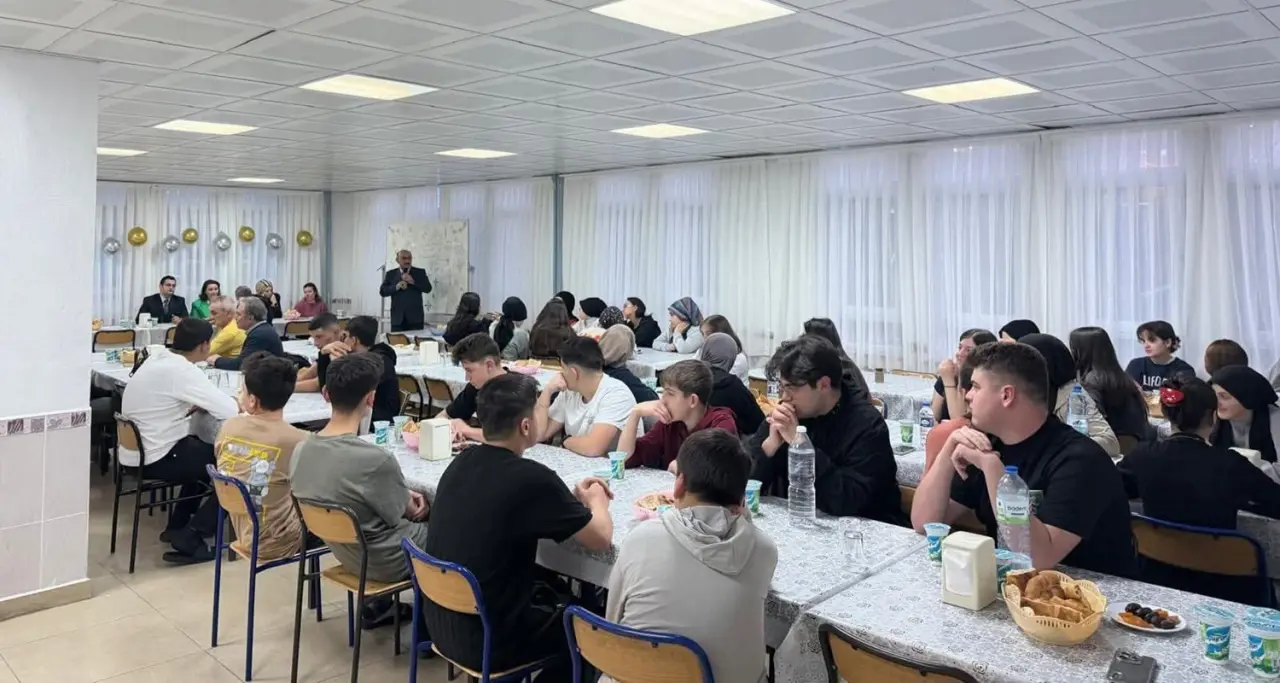 Kaymakamlar Öğrencilerle İftarda Buluştu 3