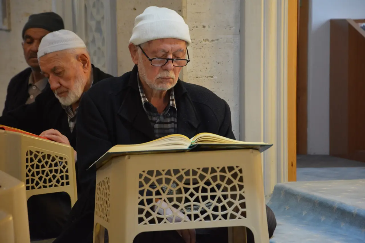 Çorum'da Ramazan Ayının Son Cuma Namazında Vatandaşlar Camilere Akın Etti 7