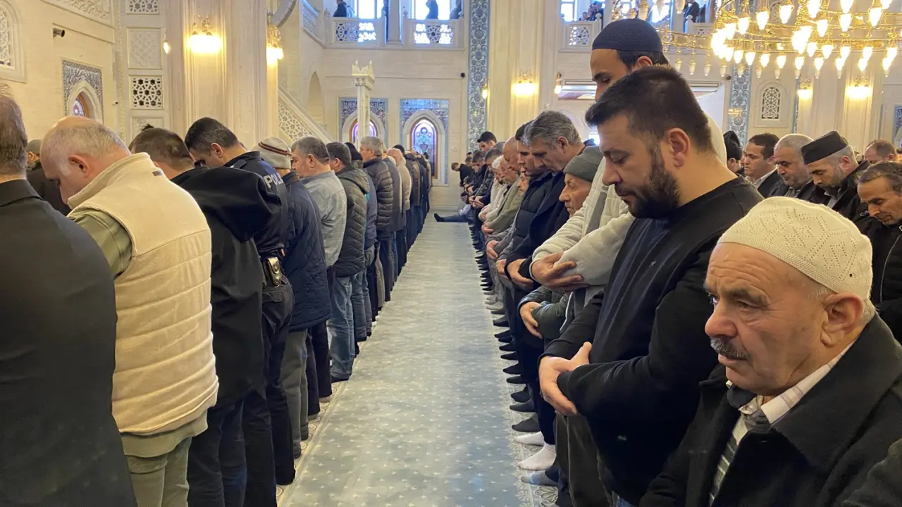 Çorum'da Ramazan Ayının Son Cuma Namazında Vatandaşlar Camilere Akın Etti 9