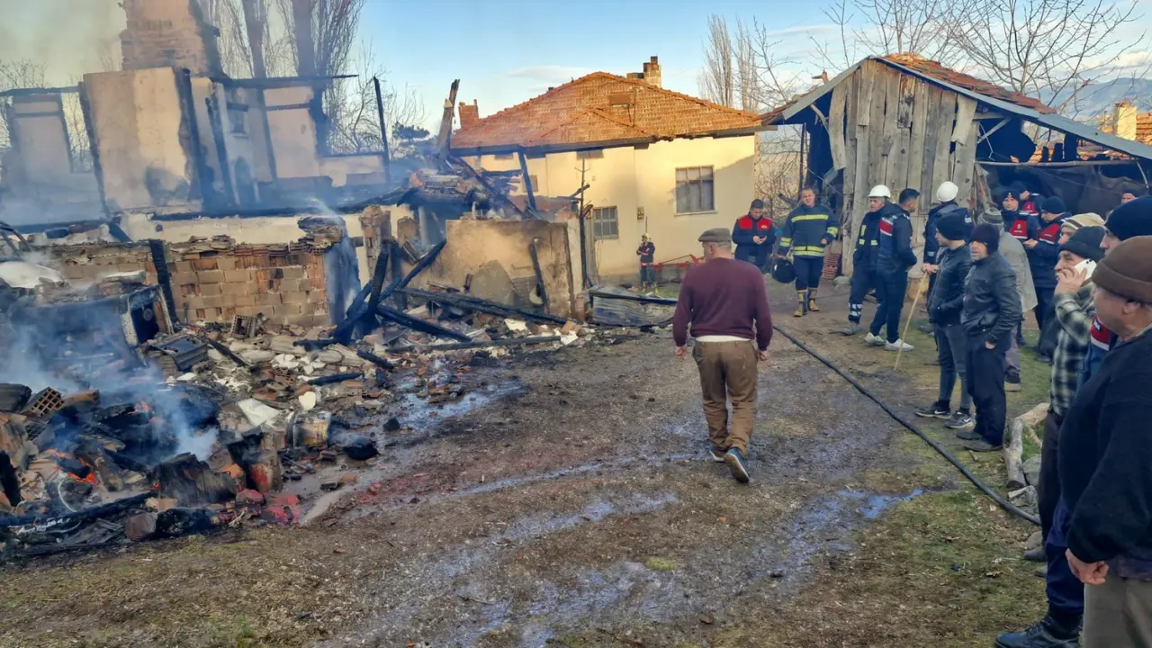 Köydeki Yangında Her Şey Kül Oldu 3