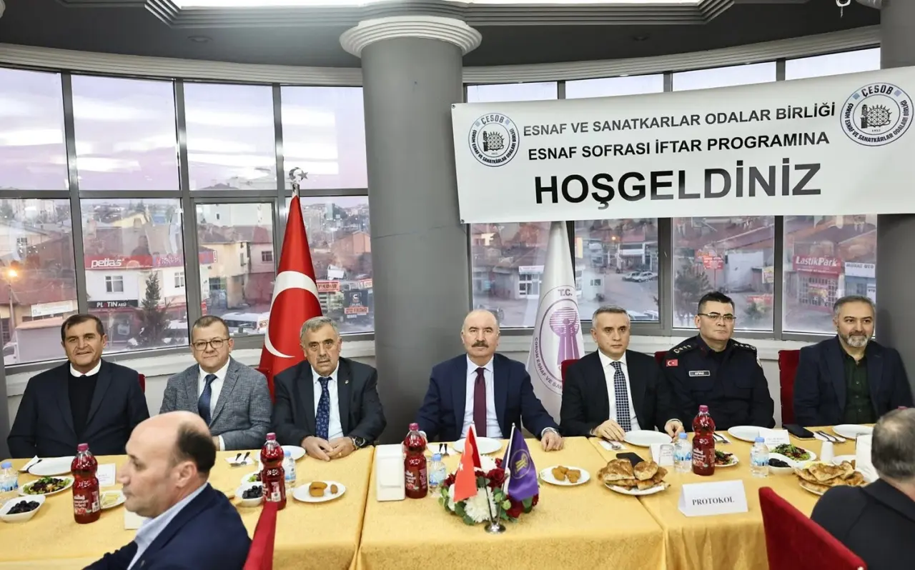 Çorum Protokolü ve Esnaf İftar Sofrasında Buluştu 2