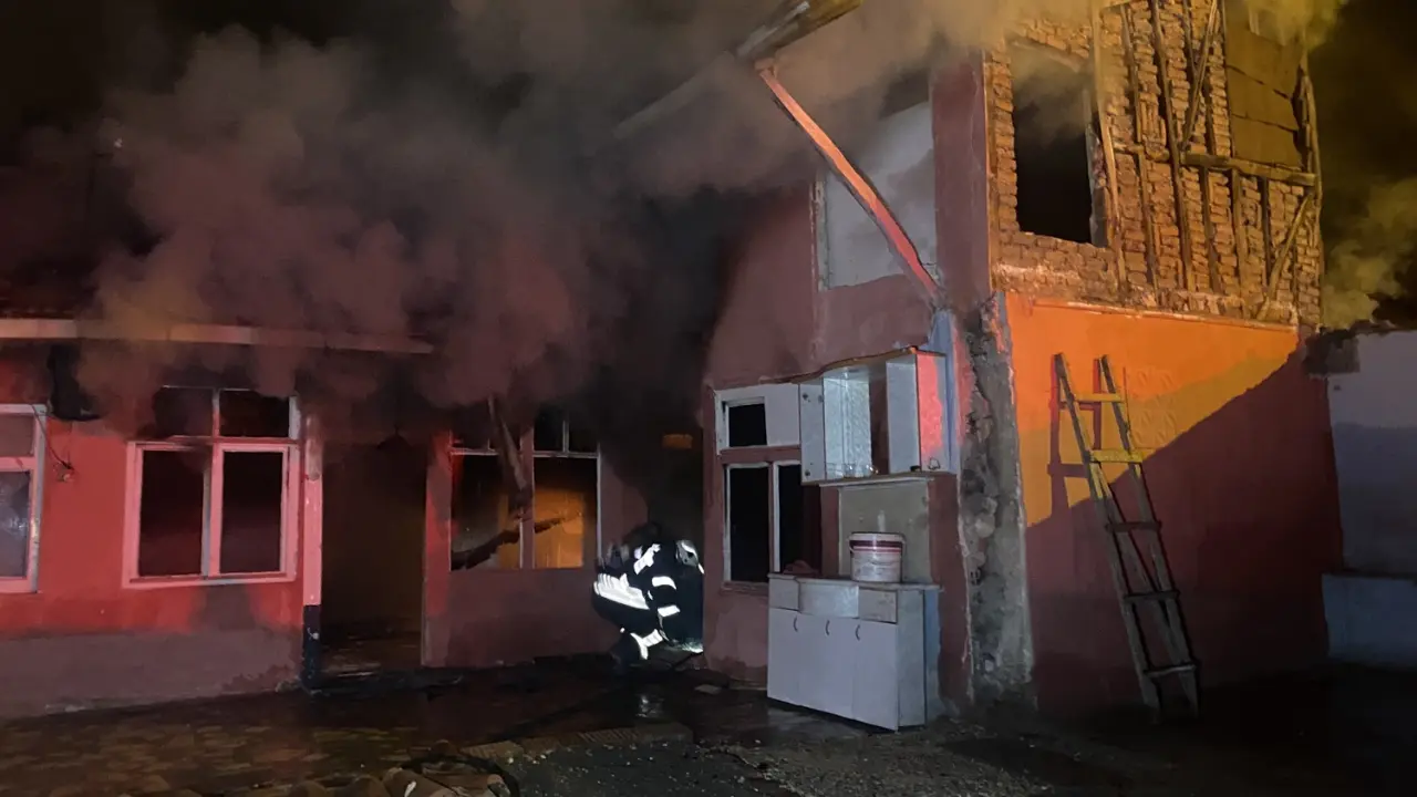 Alevler Gecekonduyu Yuttu 4