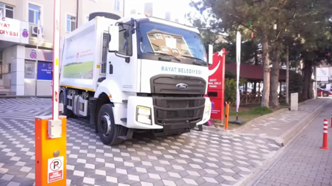 Bayat’a Çöp Kamyonu Hibesi 2