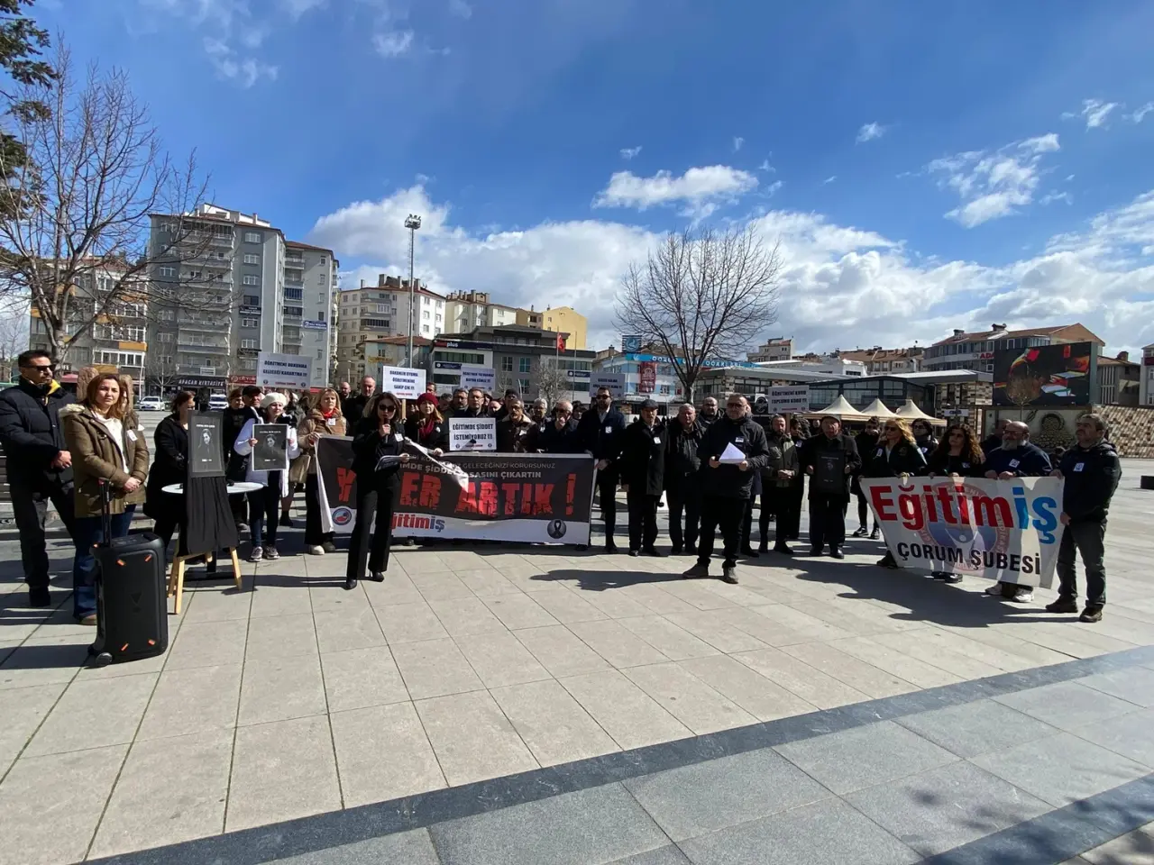Öldürülen Öğretmen İçin Meydanda Toplandılar 4
