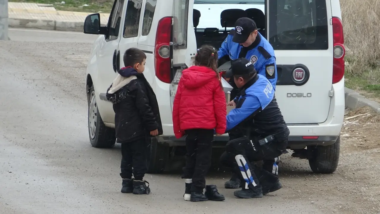 Çorum Polisi Yürekleri Isıttı, Üşüyen Çocukları Es Geçmedi 2
