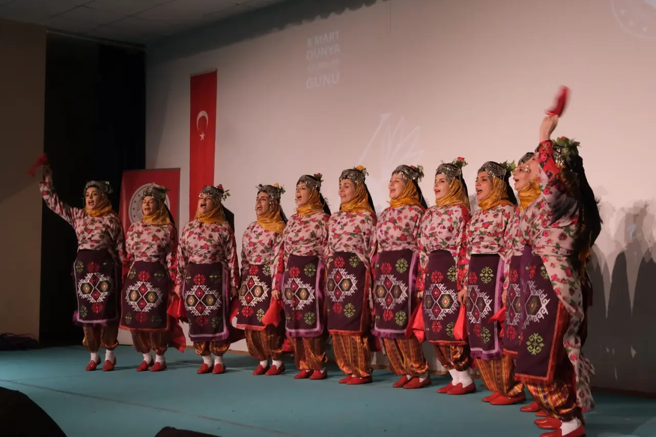 Çorum'da Kadınlardan Oluşan Gönülden Ezgiler Korosu Konser Verdi 4