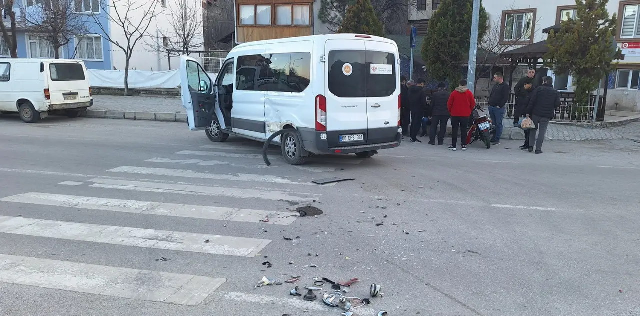Minibüs İle Motosiklet Çarpıştı 1