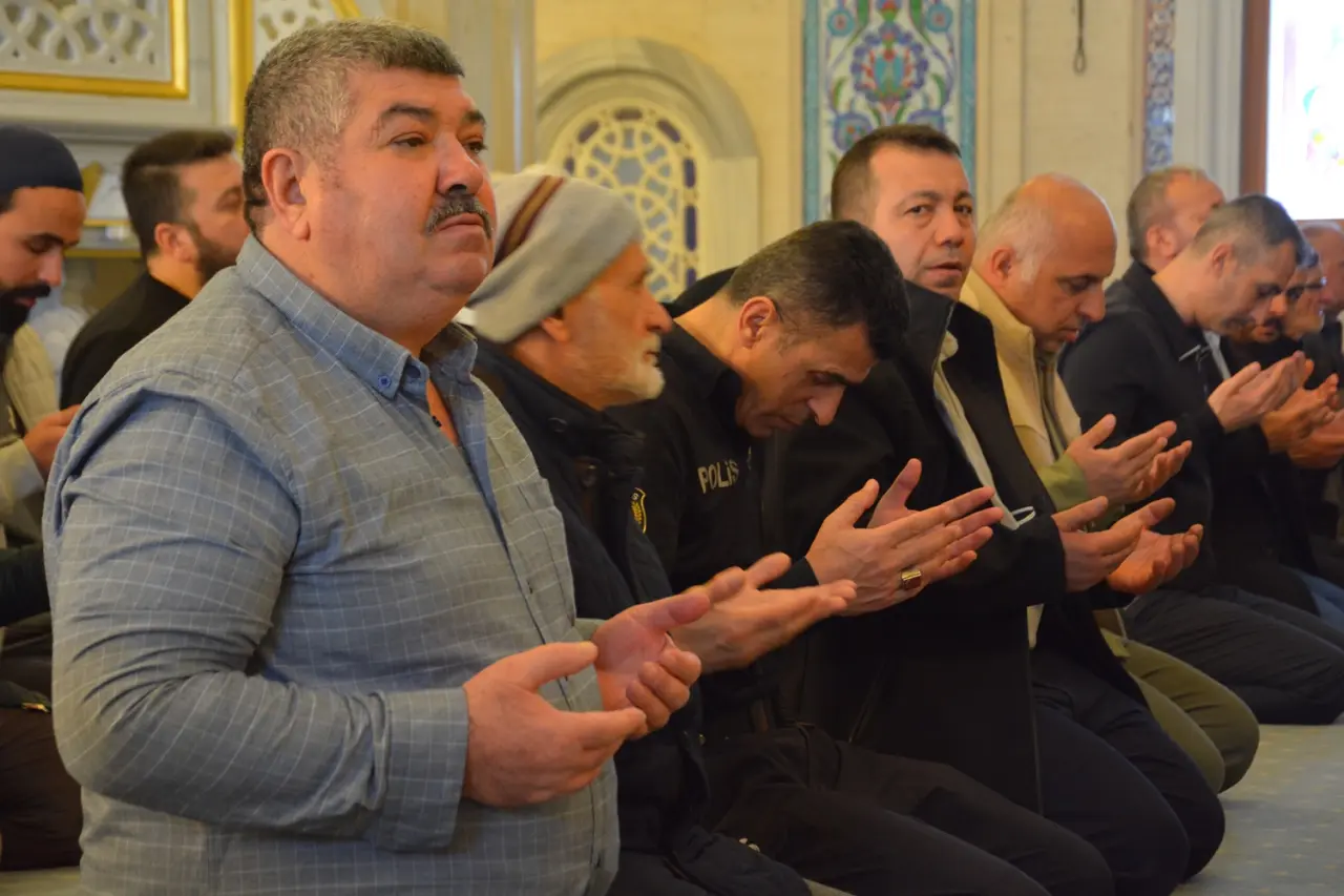 Çorum'da Ramazan Ayının Son Cuma Namazında Vatandaşlar Camilere Akın Etti 6