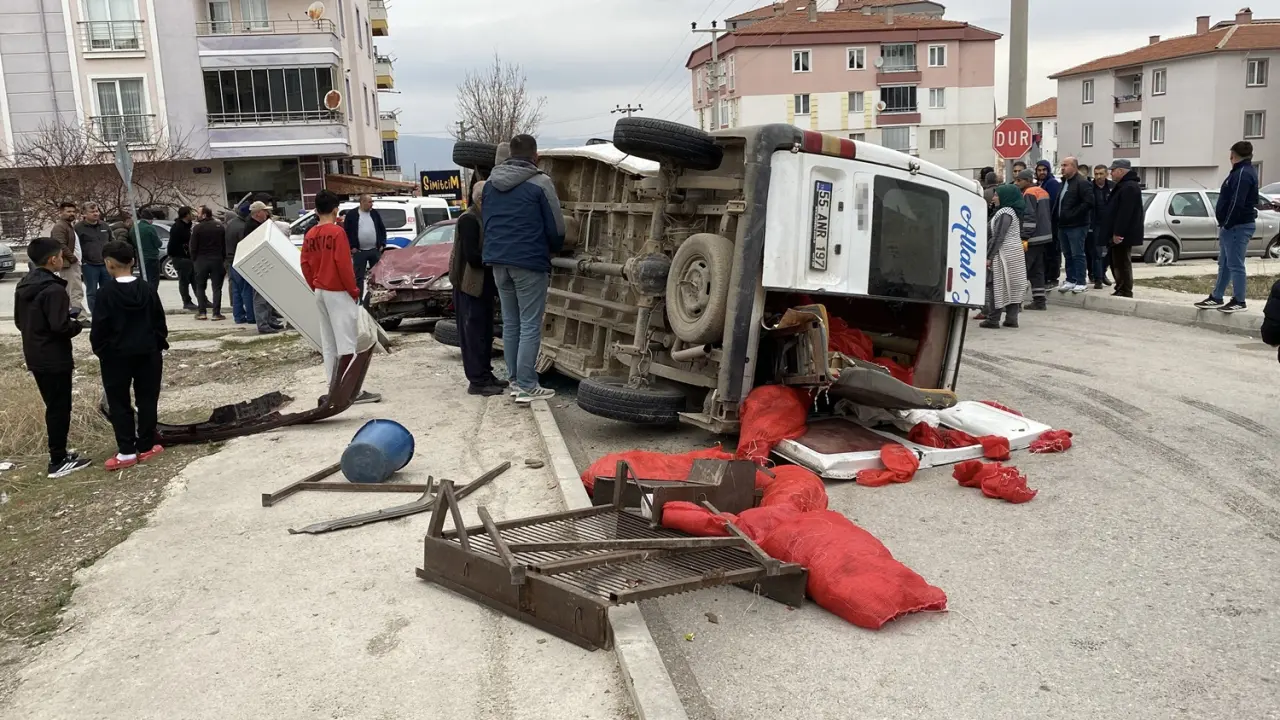 Minibüs İle Otomobil Birbirine Girdi, Yaralılar Var 4