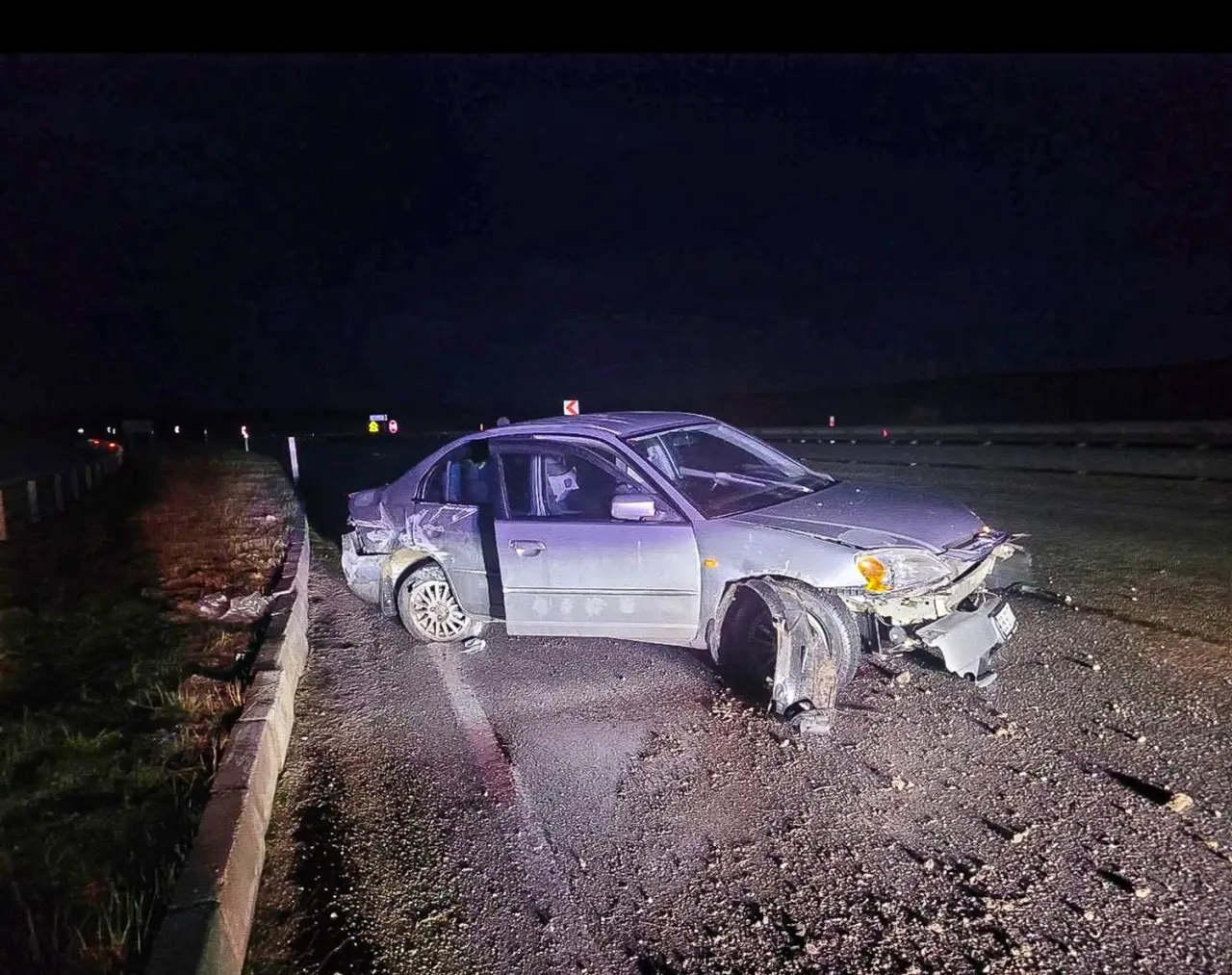 Otomobil Bariyerlere Çarptı 2