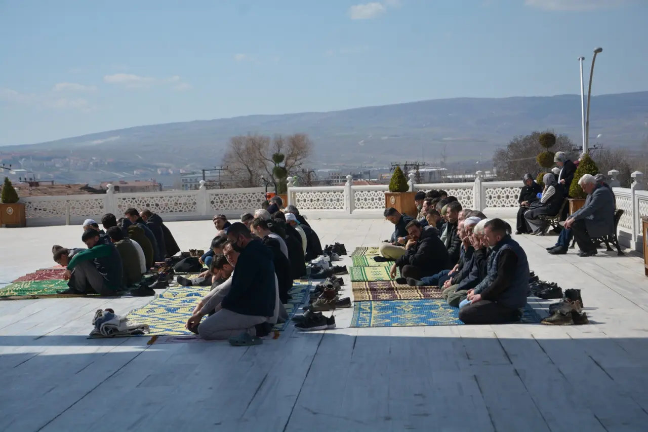 Çorum'da Ramazan Ayının Son Cuma Namazında Vatandaşlar Camilere Akın Etti 5
