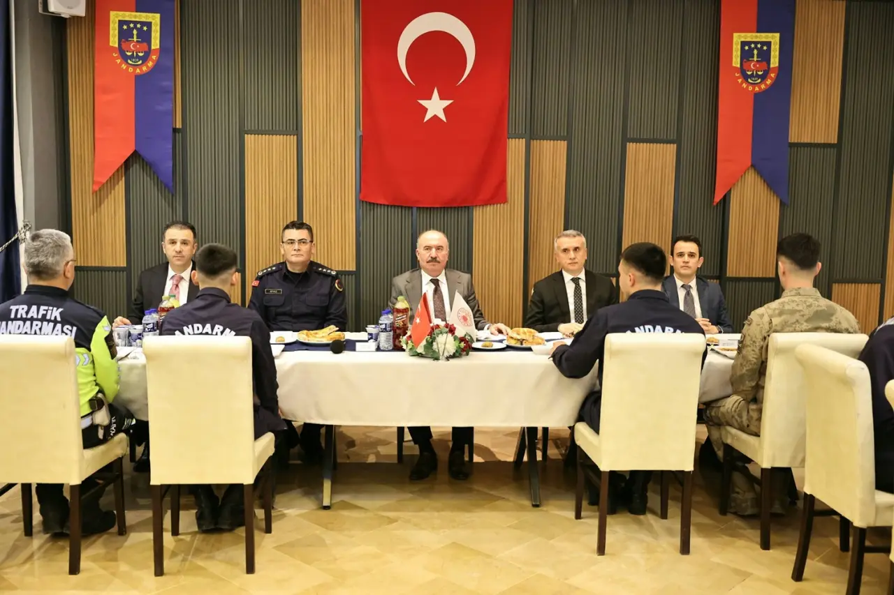 Jandarma Teşkilatıyla İftarda Bir Araya Geldi 2