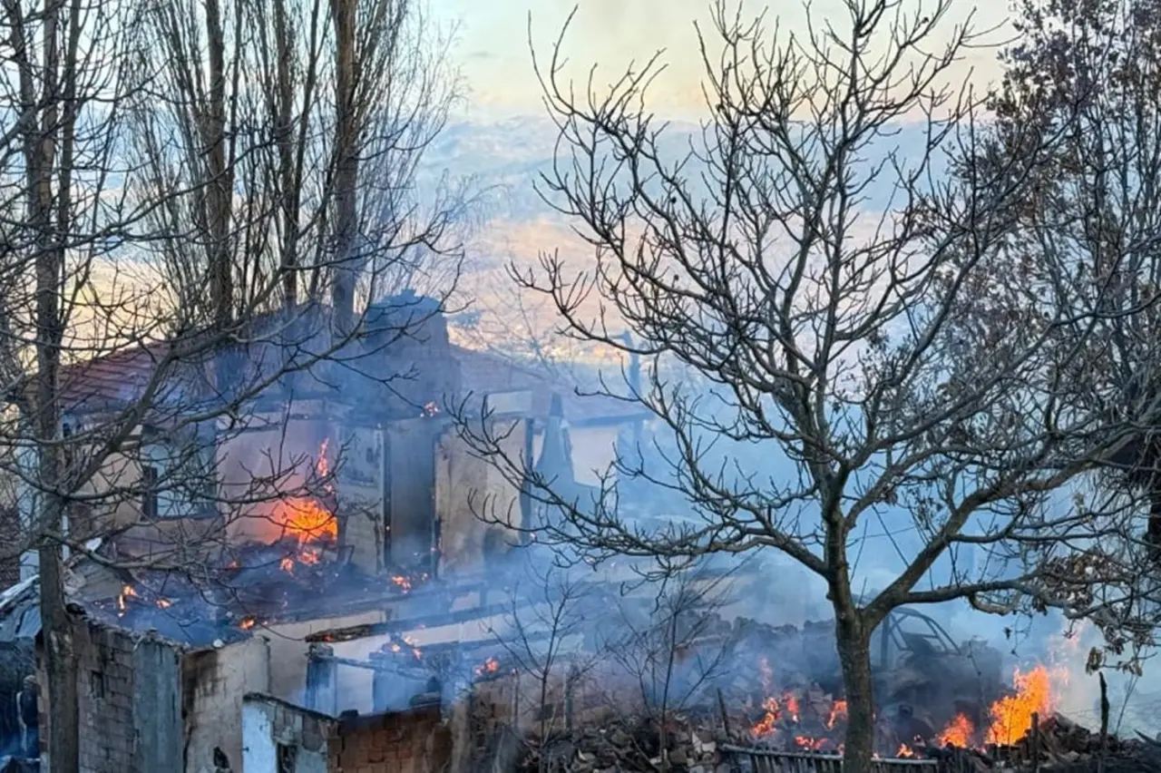 Köydeki Yangında Her Şey Kül Oldu 8