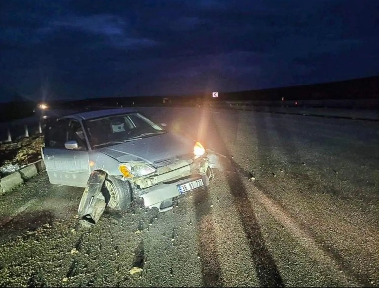 Otomobil Bariyerlere Çarptı 1