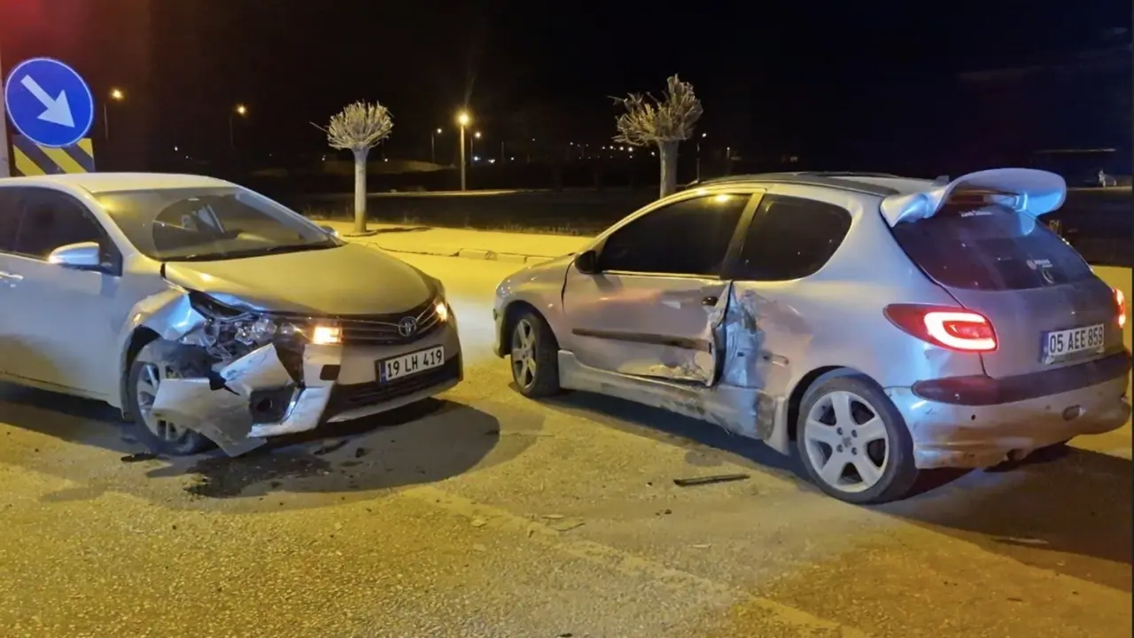 İki Otomobil Çarpıştı: 2 Yaralı 1