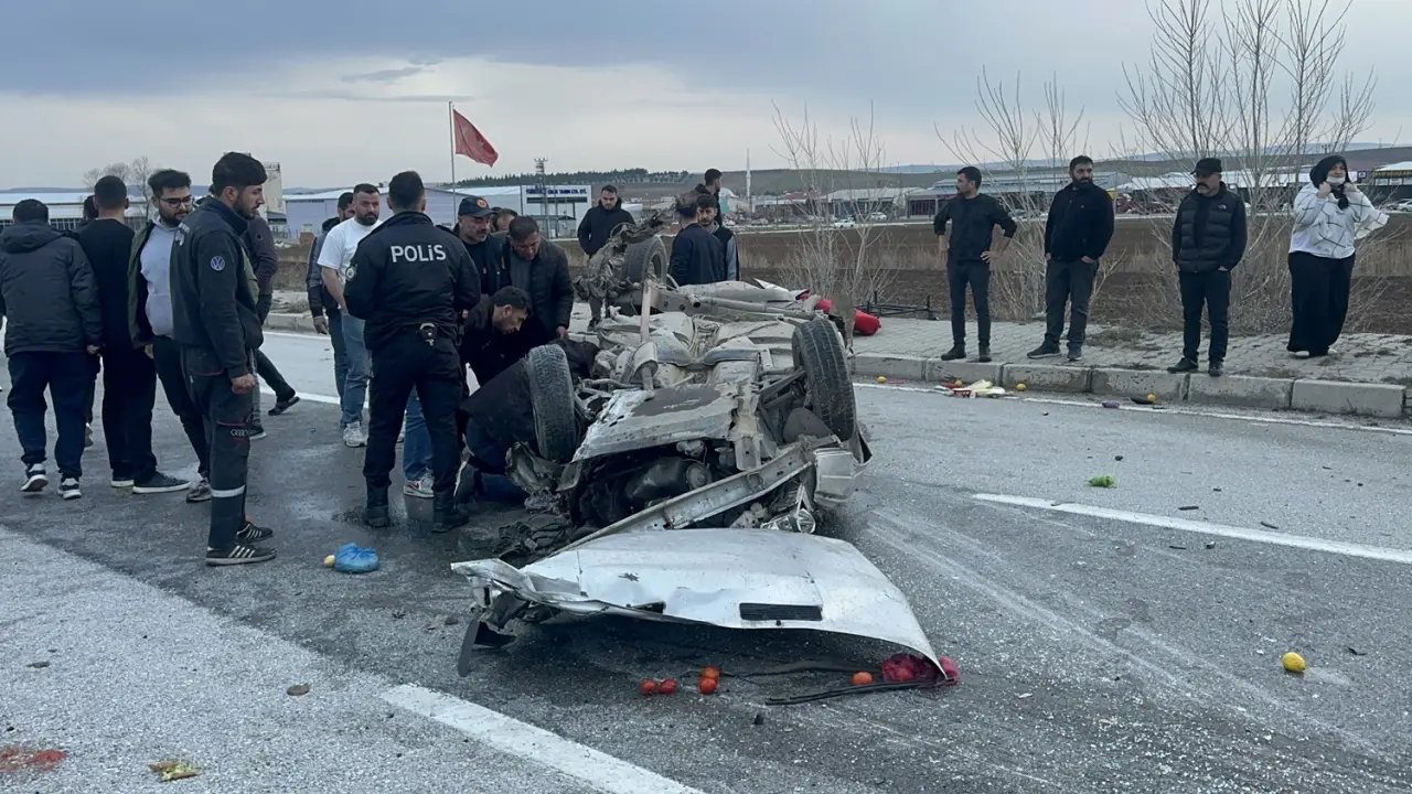 Çorum’da Devrilen Otomobildeki 3 Kişi Yaralandı 1
