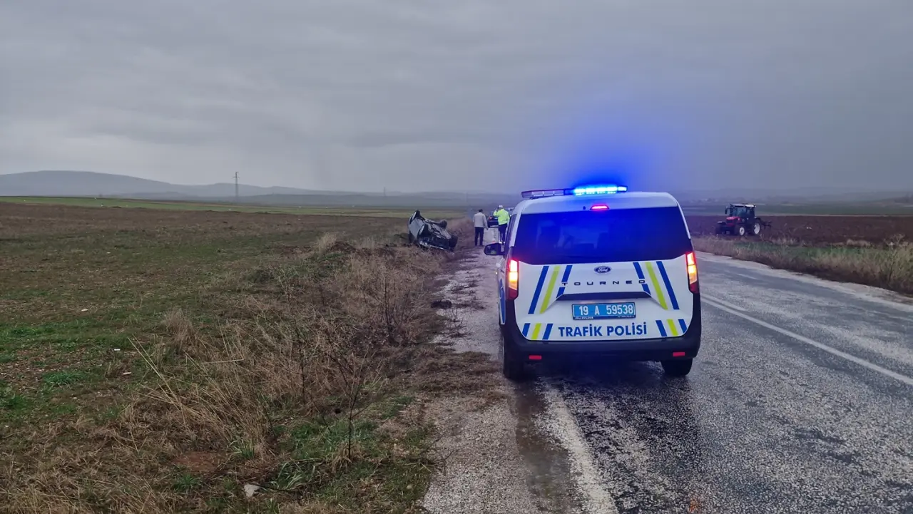 Otomobil Şarampole Devrildi: 1 Yaralı 2