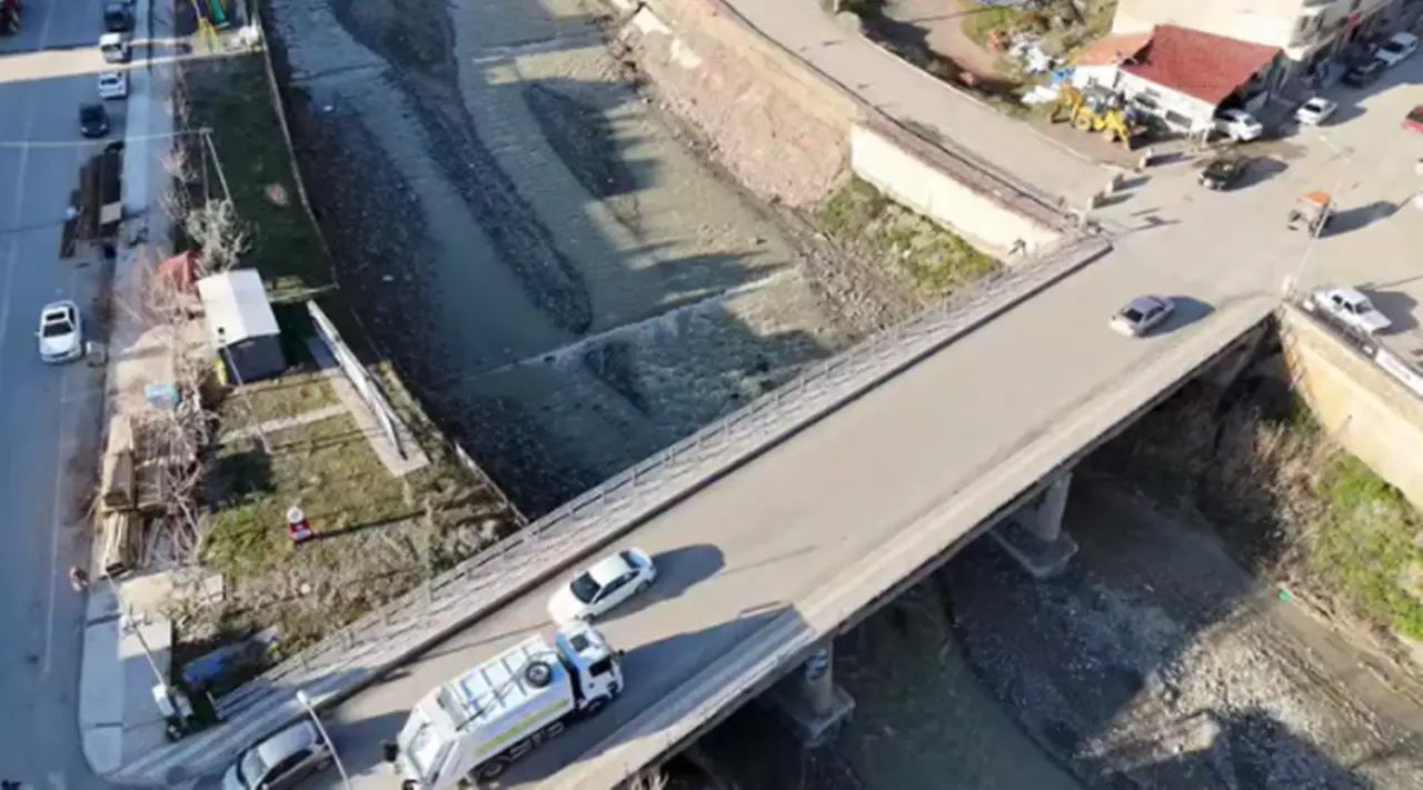 Bayat’a Çöp Kamyonu Hibesi 3