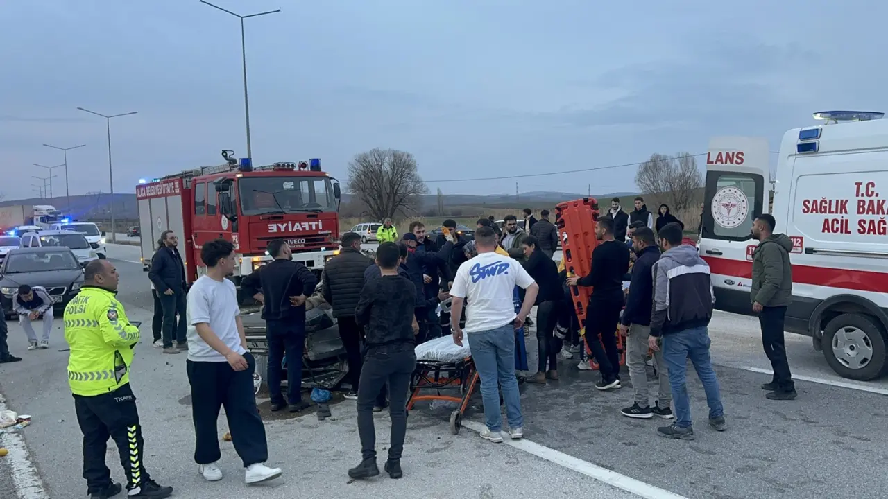 Çorum’da Devrilen Otomobildeki 3 Kişi Yaralandı 4