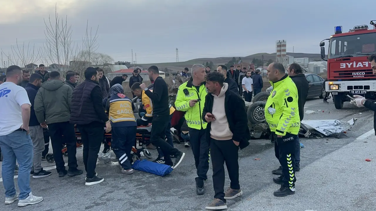 Çorum’da Devrilen Otomobildeki 3 Kişi Yaralandı 3