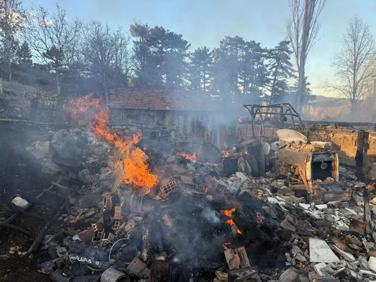 Köydeki Yangında Her Şey Kül Oldu 4