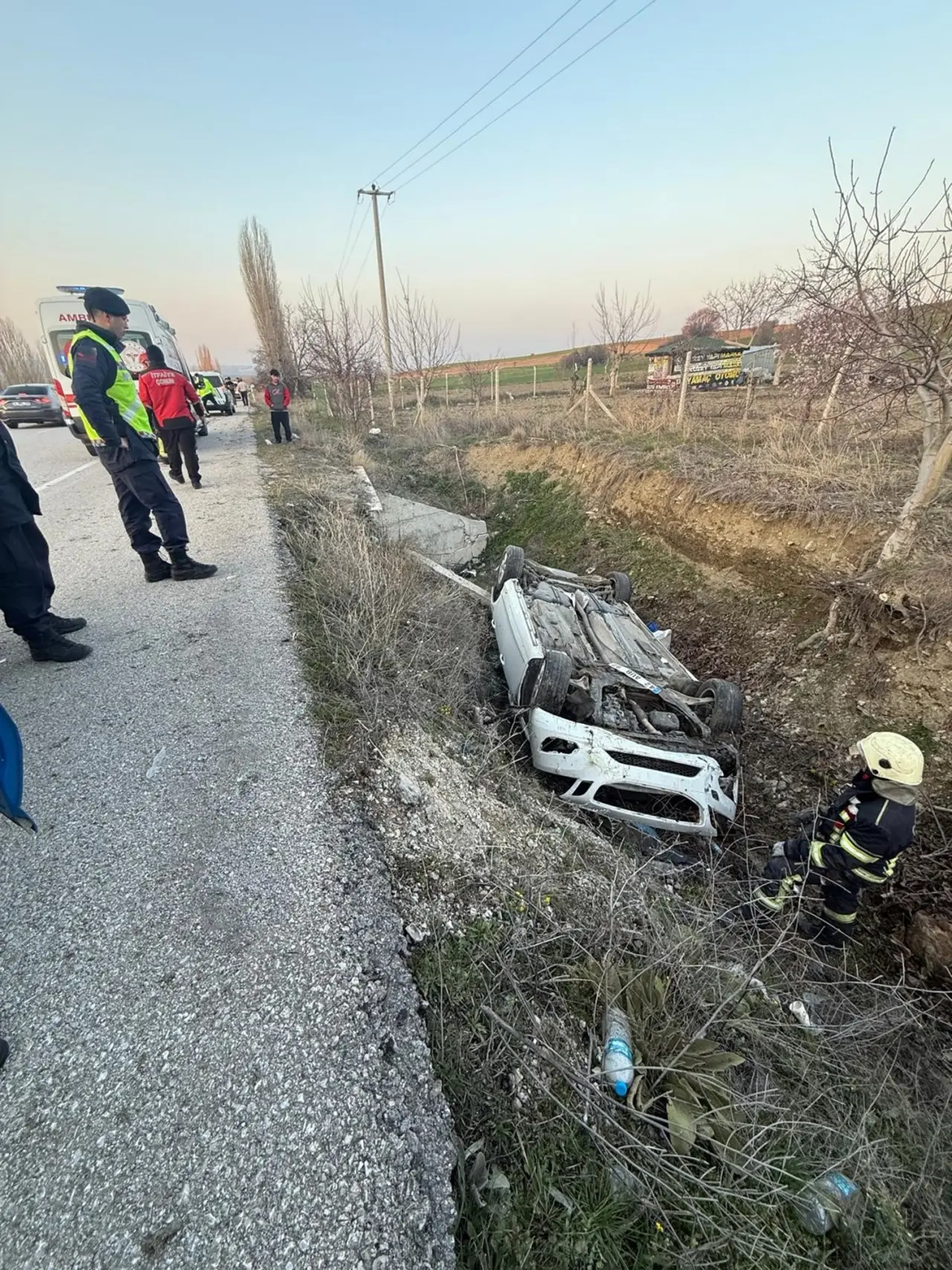 Çorum’da Otomobil Dereye Devrildi: 4 Yaralı 2