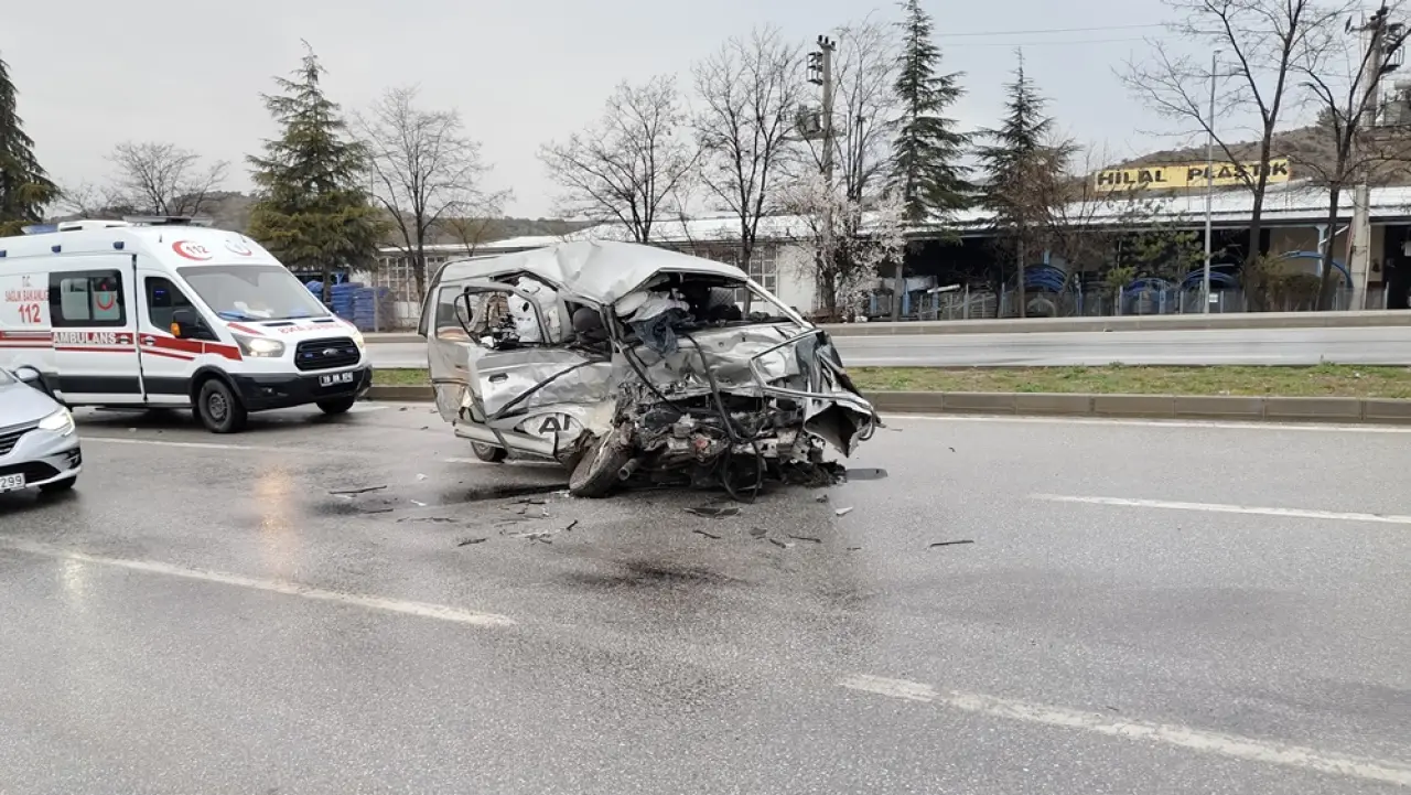 Yolcu Otobüsü ile Kamyonet Çarpıştı, Ölü ve Yaralılar Var 2