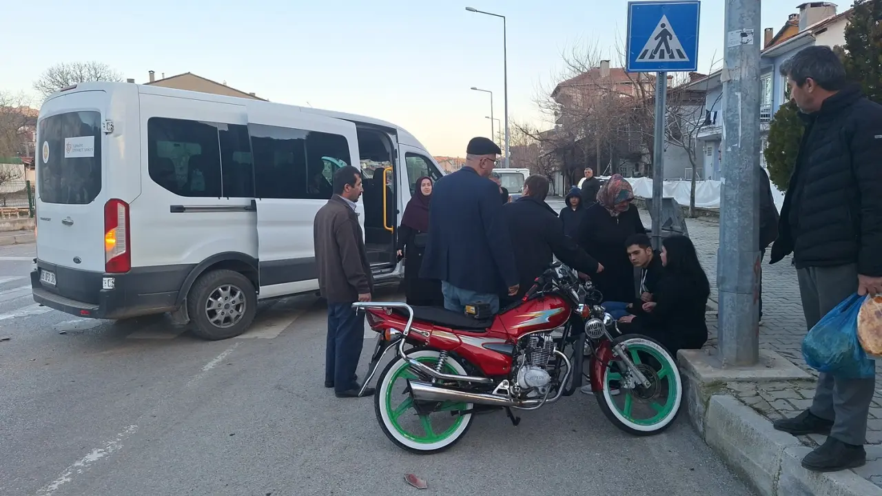 Minibüs İle Motosiklet Çarpıştı 3