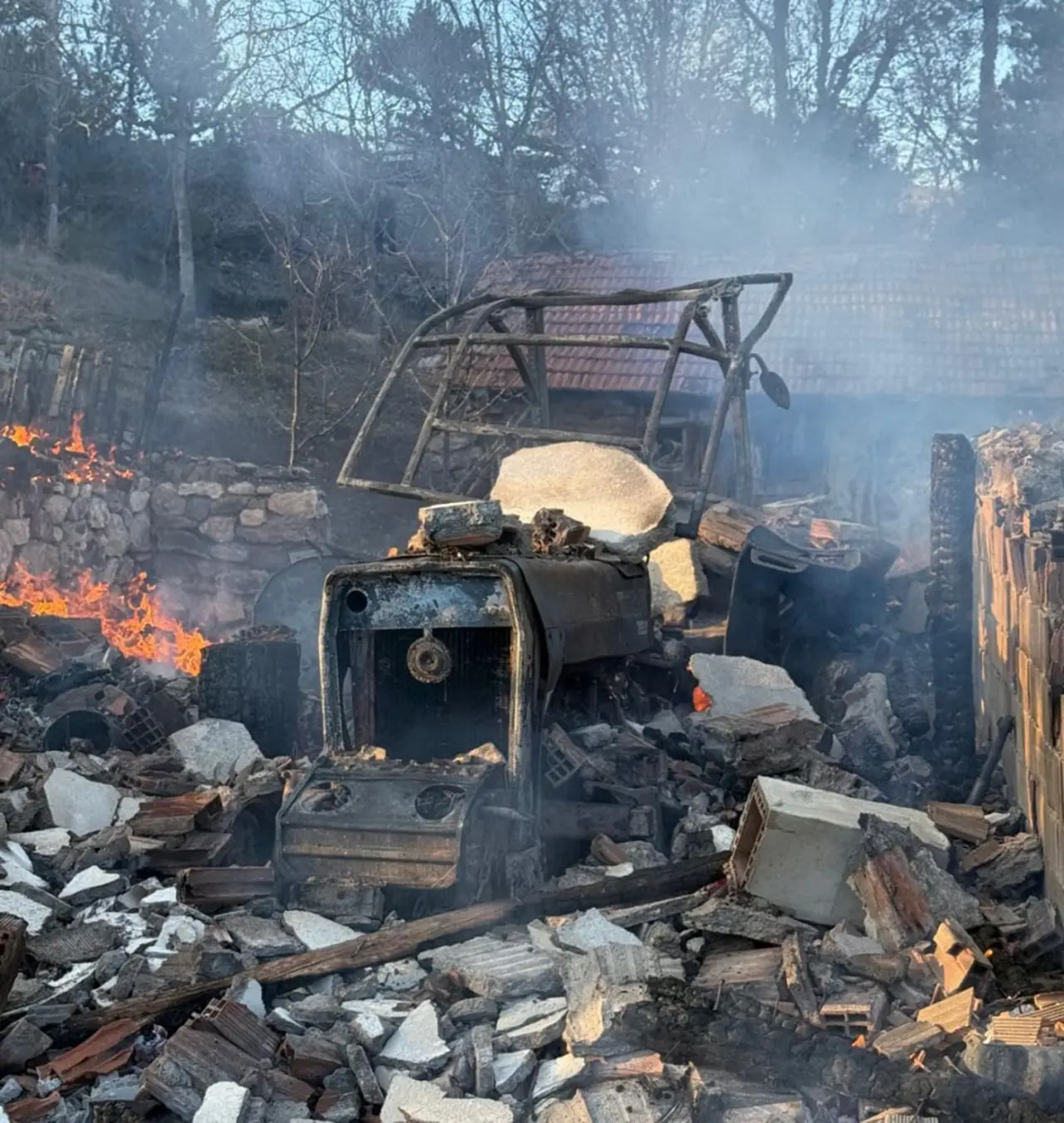 Köydeki Yangında Her Şey Kül Oldu 1