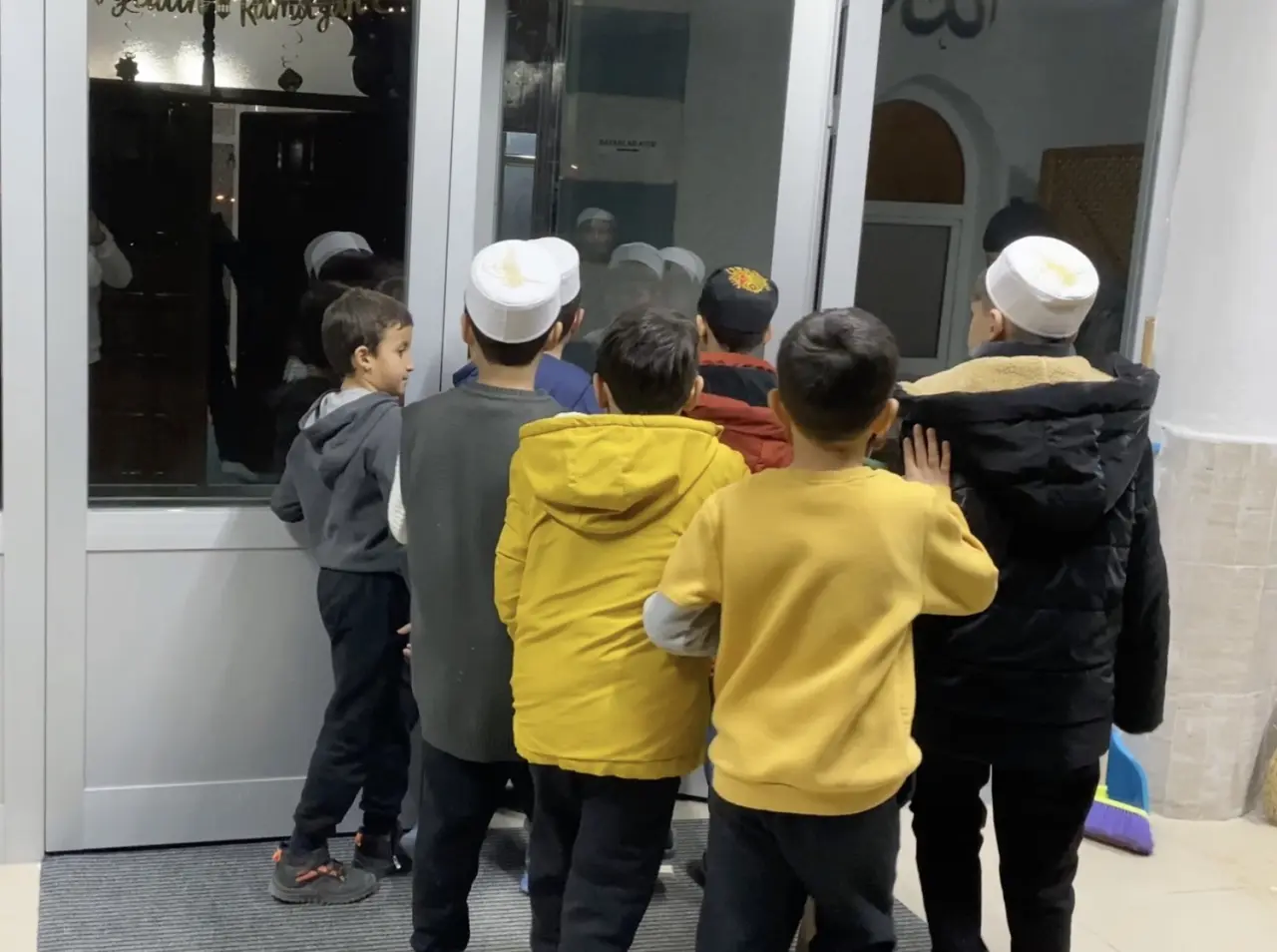 Teravih Çıkışı Çocukları Bekleyen Büyük Sürpriz 5