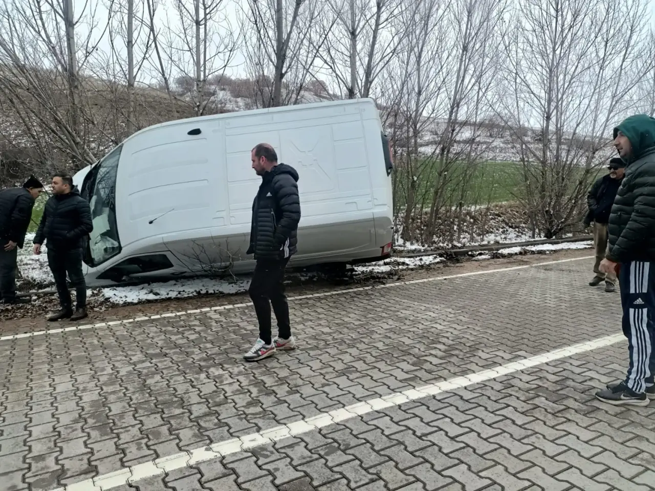 Araçta Sıkışan Sürücüyü İtfaiye Böyle Kurtardı 1