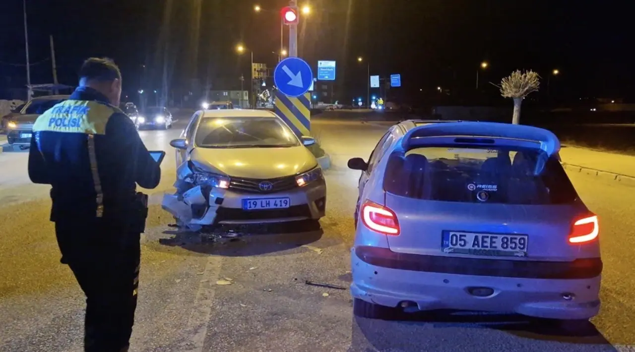 İki Otomobil Çarpıştı: 2 Yaralı 3