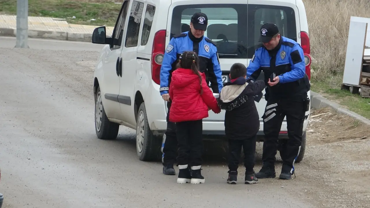 Çorum Polisi Yürekleri Isıttı, Üşüyen Çocukları Es Geçmedi 1