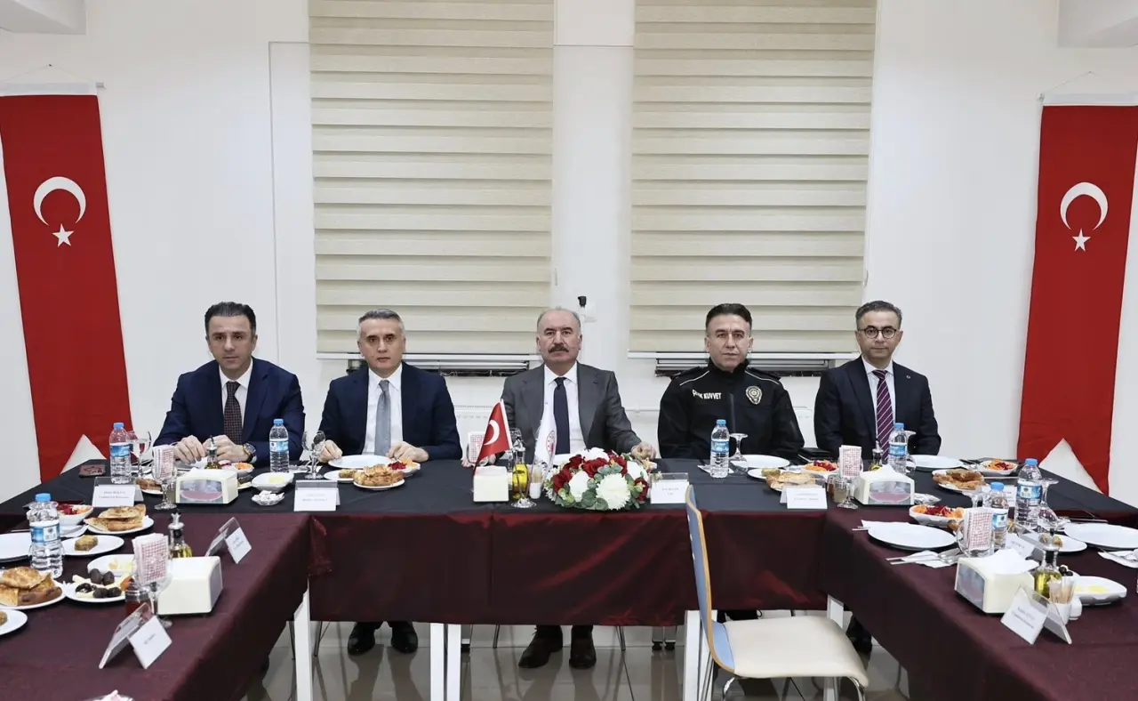 Vali Çalgan, Emniyet Personeliyle İftar Yaptı 3