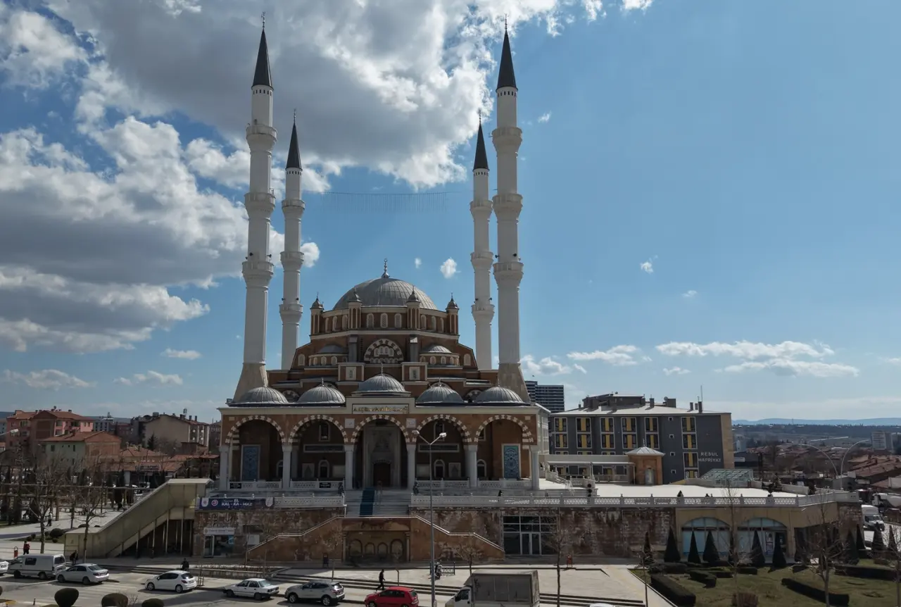 Çorum'da Ramazan Ayının Son Cuma Namazında Vatandaşlar Camilere Akın Etti 3