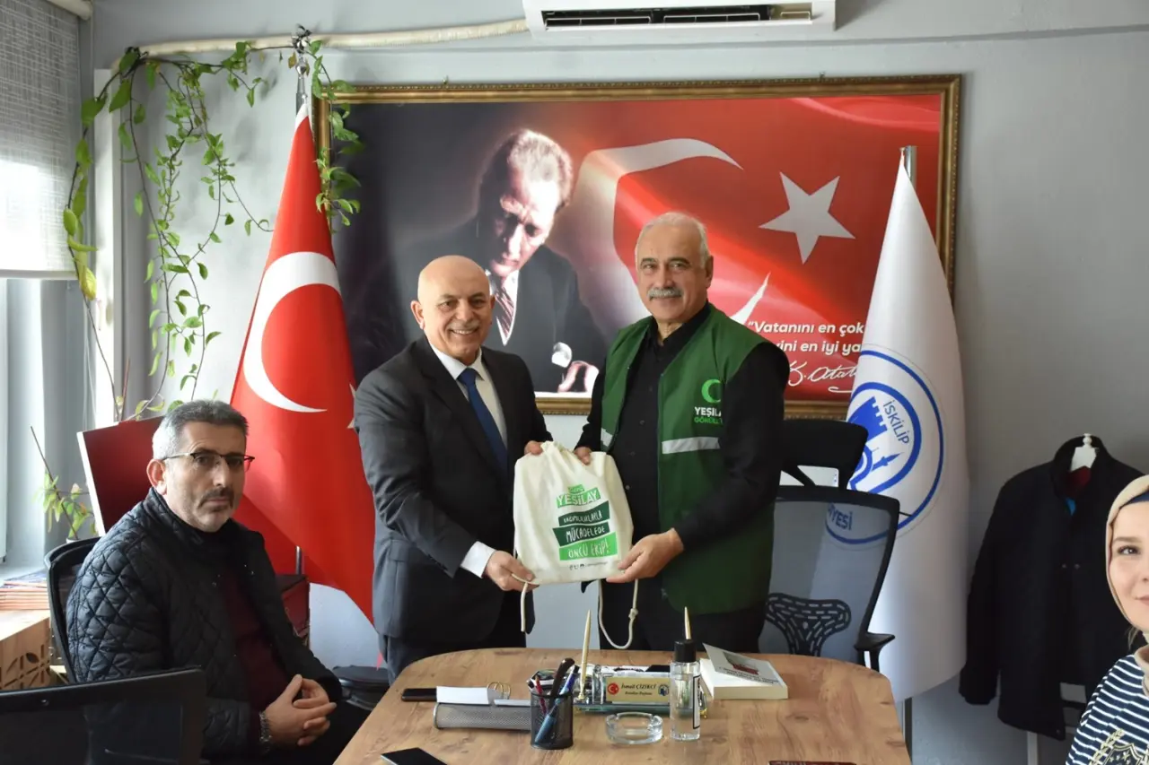 Yeşilay Heyeti Başkan Çizikci'yi Ziyaret Etti 2